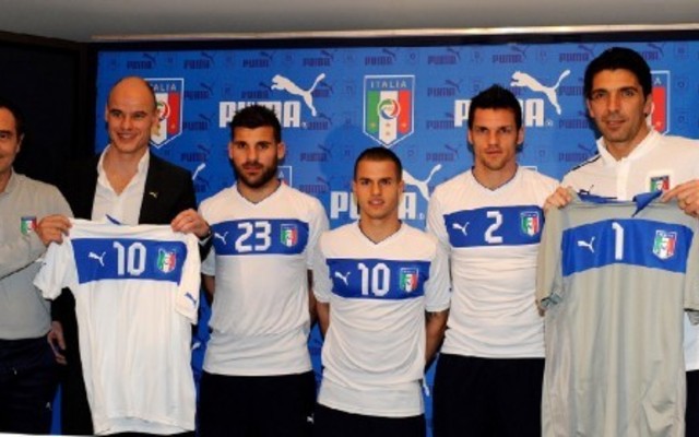 Az olasz válogatott 2012-es idegenbeli mezét Genovában mutatták be 