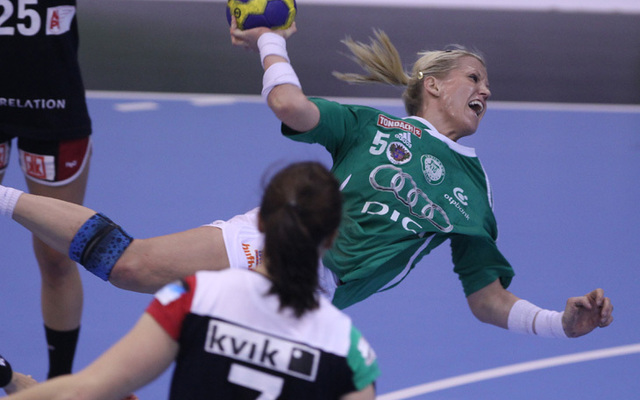 Heidi Löke lő kapura a Győri ETO-Midtjylland női kézilabda BL-mérkőzésen 2012-ben.