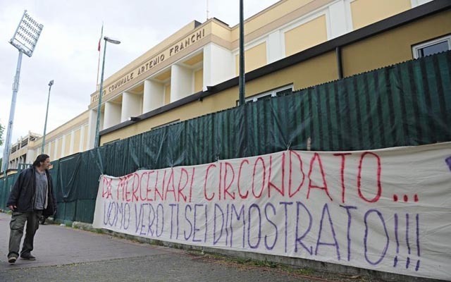 Delio Rossi menesztése ellen tüntettek a Fiorentina szurkolói