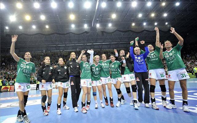 A Győri ETO KC játékosai ünneplik a női kézilabda Bajnokok Ligája döntőbe jutást