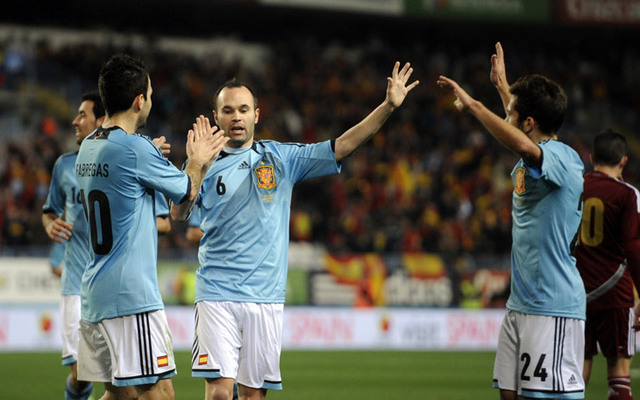 Andrés Iniestát üdvözlik társai a Spanyolország-Venezuela (5-0) barátságos válogatott találkozón szerezett gólja után