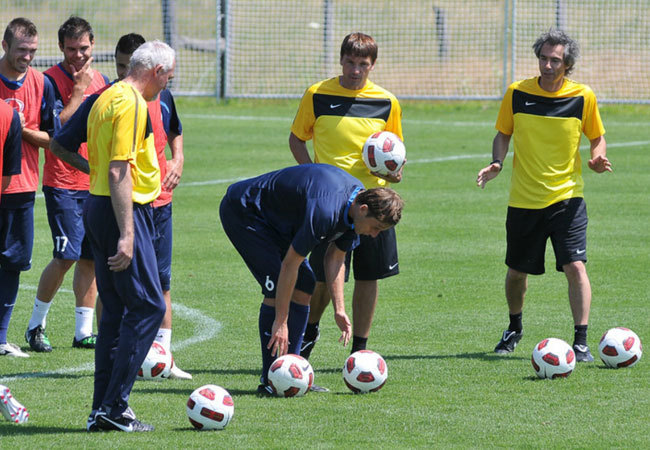 A Videoton szakmai stábja és játékosai a csapat edzésén Felcsúton 2011 júniusában. Jobbra Paulo Sousa.
