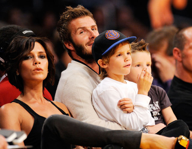 Victoria és David Beckham két fiukkal egy októberi NBA-mérkőzésen.