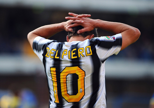 Alessandro Del Piero fogja a fejét, miután a kapufára fejelte a labdát a Chievo-Juventus mérkőzésen a Serie A-ban 2011 októberében
