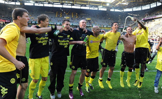 A dortmundi játékosok ünnepelnek a bajnoki cím megszerzését követően