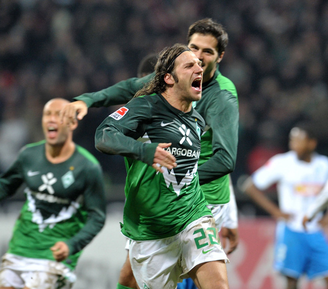 Thorsten Frings a Werder Bremen játékosa örül góljának. 