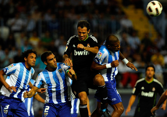 A Real Madrid és a Málaga játékosai küzdenek a két csapat mérkőzésén a Primera Divisiónban 2011-ben