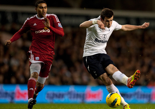 Gareth Bale, a Tottenham játékosa lő kapura a West Bromwich Albion elleni Premier League-mérkőzésen