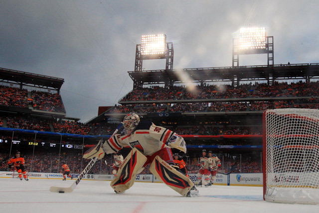 A Rangers kétgólos hátrányból felállva  legyőzte a Philadelphia Flyerst az NHL hagyományos nyitott pályás mérkőzésén.