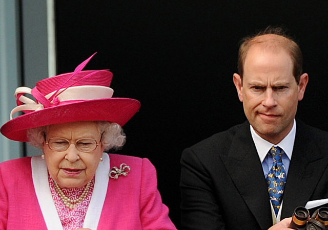 II. Erzsébet királynő és fia, Edward herceg néznek egy lóversenyt 2011-ben
