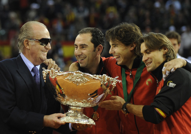 János Károly spanyol király gratulál Rafael Nadalnak, David Ferrernek és a spanyol teniszválogatott többi tagjának a Davis Kupa döntőjében elért győzelmükhöz Sevillában 2011 decemberében