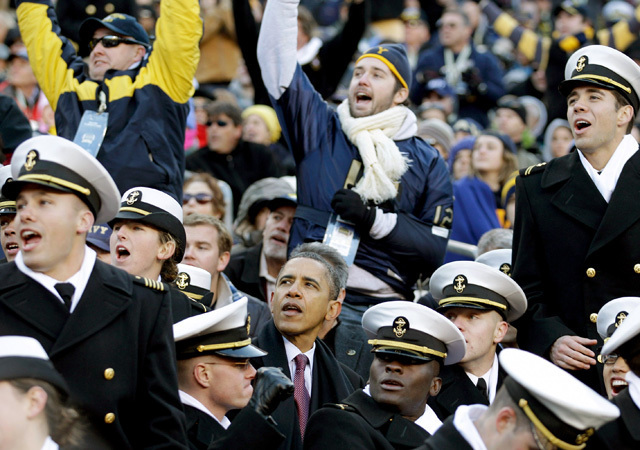 Barack Obama, az Amerikai Egyesült Államok elnöke nézi a hagyományos Hadsereg-Haditengerészet amerikai futball mérkőzést 2011-ben
