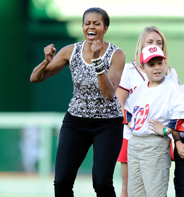 Michelle Obama, Barack Obama amerikai elnök felesége szurkol a Chicago Cubs baseballmérkőzésén az MLB-ben 2011-ben