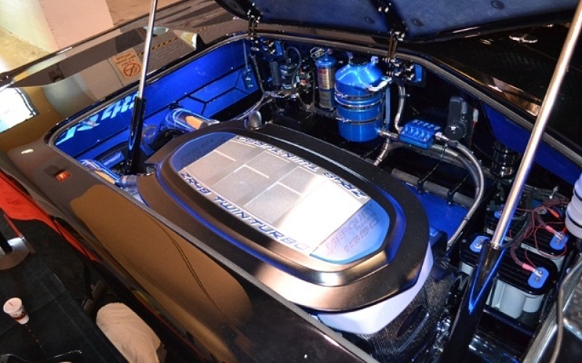 A motor, két, egyenként 1350 lóerős Mercury