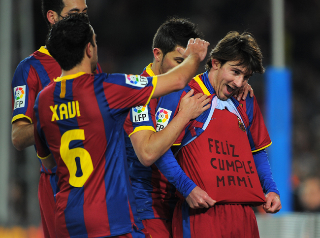 Messit ünneplik csapattársai a Santandernek lőtt gólja után a spanyol bajnokság 20. fordulójának mérkőzésén.