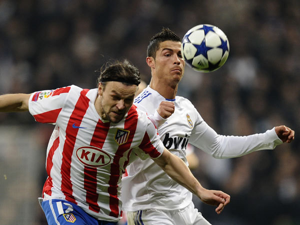 Ujfalusi és Cristiano Ronaldo harcol a labdáért a Real Madrid-Atletico Madrid kupameccsen