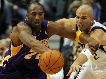 Bryant és Kidd küzdenek a labdáért a Los Angeles Lakers-Dallas Mavericks mérkőzésen