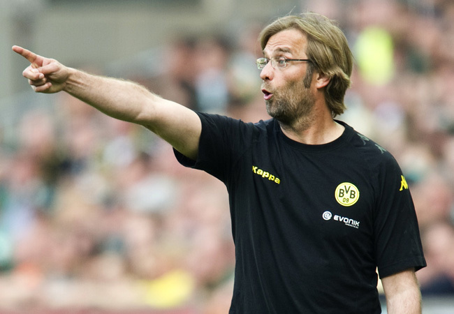 Jürgen Klopp, a Borussia Dortmund vezetőedzője mutogat csapata egyik Bundesliga-mérkőzésén 2011-ben