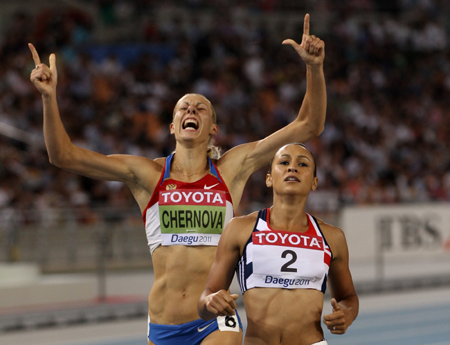 Tatyana Csernova és Jessica Ennis a női hétpróba 800 métes sikfutásának befutójában a tegui atlétikai világbajnokságon.