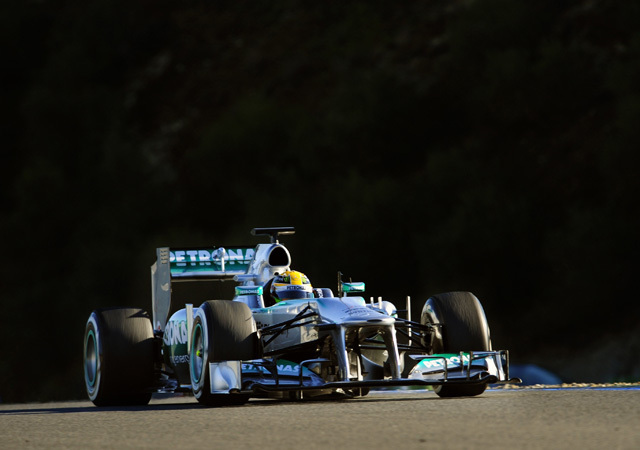 Lewis Hamilton a Mercedes versenyzőjeként a jerezi teszten 2013-ban.