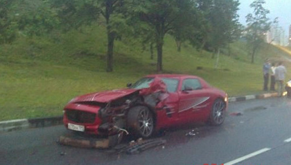 Egy Mercedes AMG balesetéről készült fotó.