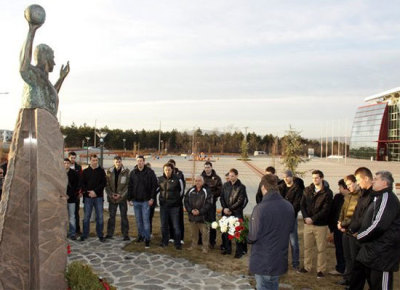 Az MKB Veszprém csapatának megemlékezése Marian Cozma szobránál