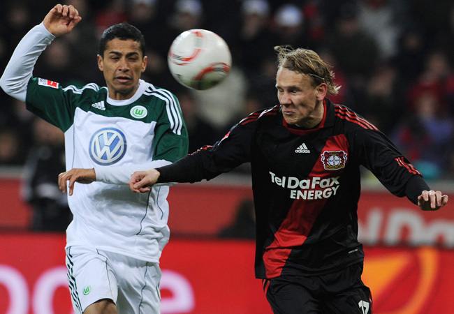 Cicero és Vida, a Wolfsburg és a Leverkusen játékosai küzdenek a két csapat Bundesliga-mérkőzésén 2011-ben