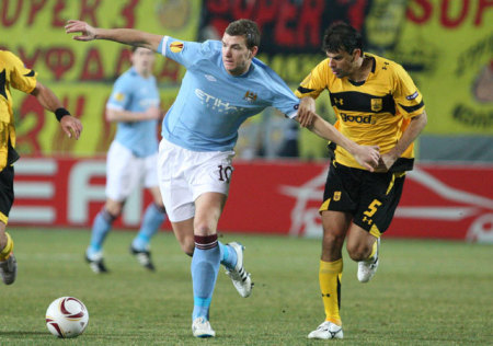 Edin Dzeko küzd az Arisz Szaloniki játékosával a Manchester Cityben az Európa Ligában 2011 tavaszán