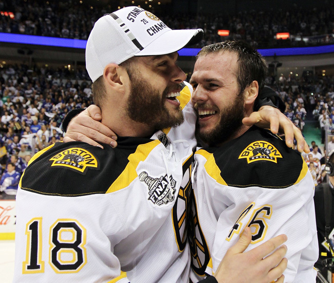Nathan Horton és David Krejci ünneplik a Boston Bruins Stanley Kupa-győzelmét a Vancouver Canucks ellen 2011 júniusában.
