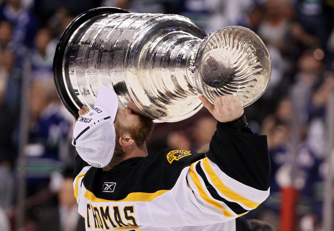 Tim Thomas, a Boston Bruins kapusa csókolja meg a Stanley Kupát, miután csapatával legyőzték a Vancouver Canucksot az NHL nagydöntőjében 2011 júniusában