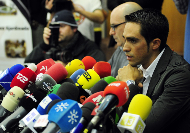 Alberto Contador tart sajtótájékoztatót, miutána Sportdöntőbíróság doppingolás miatt eltiltotta a versenyzéstől 2012-ben.