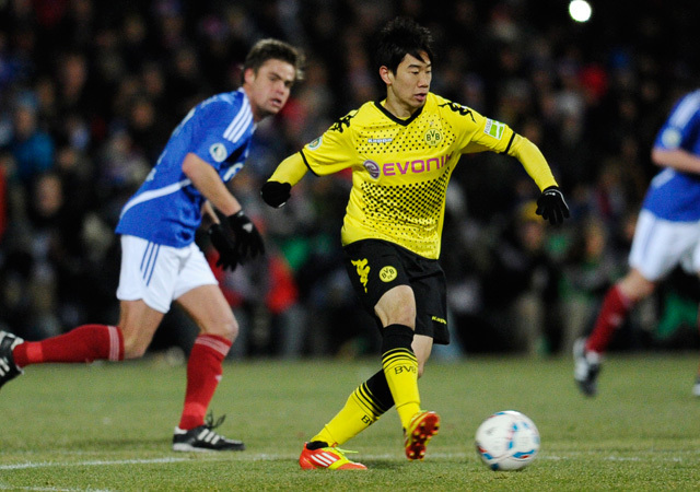 Shinji Kagawa vezeti a labdát a Holstein Kiel-Borussia Dortmund mérkőzésen a Német Kupában 2012-ben.