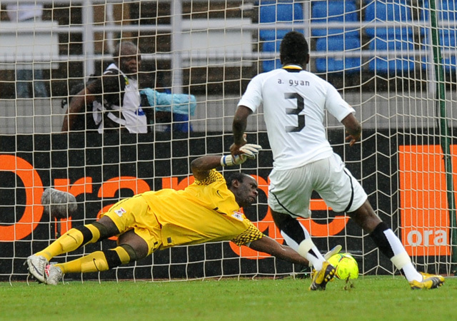 Asamoah Gyan tizenegyesét védi ki Kennedy Mweene a Zambia-Ghána mérkőzésen az Afrikai Nemzetek Kupájának elődöntőjében 2012-ben.