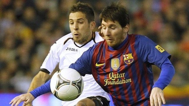 Lionel Messi küzd a Valencia és a Barcelona mérkőzésén.