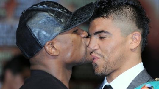 Floyd Mayweather Jr. Victor Ortiz elleni mérkőzése előtti sajtótájékoztatón megcsókolja ellenfelét 