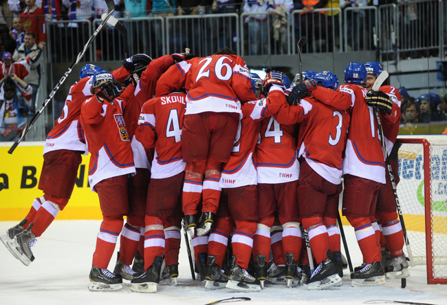 A cseh jégkorong-válogatott ünnepli az Oroszország felett aratott 7-4-es győzelmét a szlovákiai jégkorong-vb-n.
