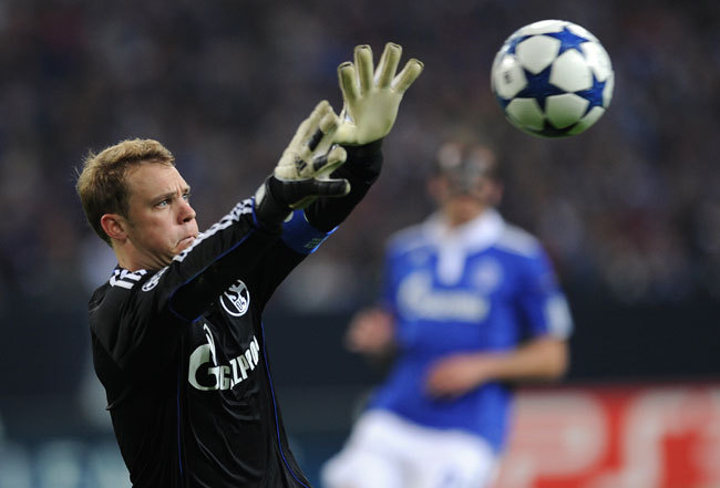 Neuer és a labda - Fotó: AFP