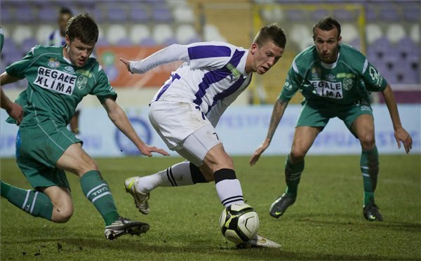Bojan Pavlovics (b) és Simon Krisztián (UTE, lila) harcol a labdáért a labdarúgó OTP Bank Liga, 20. fordulójában az Újpest FC-Kaposvári Rákóczi találkozón a Szusza Ferenc Stadionban.