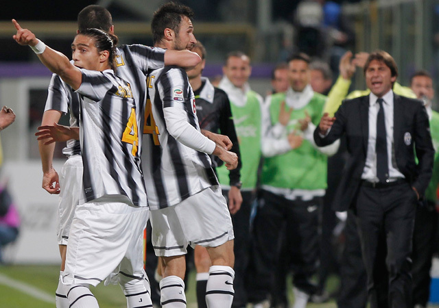 A Juventus játékosai örülnek Mirko Vucinic góljának a Fiorentina ellen a Serie A-ban 2012-ben.