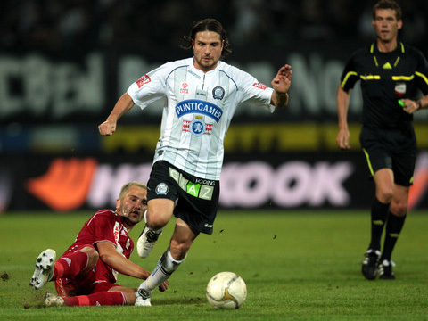 Szabics Imre vezeti a labdát a Sturm Graz és a Ried mérkőzésén az osztrák Bundesligában