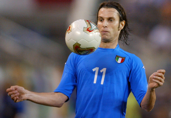 Cristiano Doni veszi mellre a labdát az olasz labdarúgó-válogatott egyik mérkőzésén 2002-ben