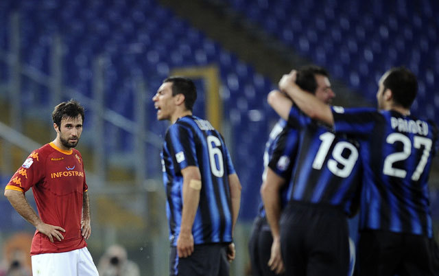 Az Inter játékosai ünnepelnek Sztankovics Roma elleni gólja után