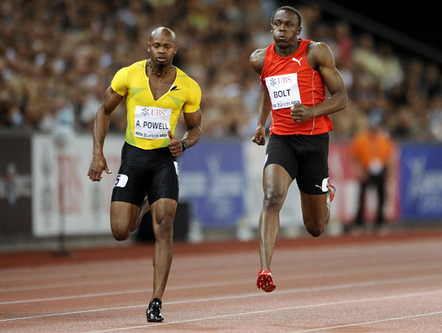 Asafa Powell (balra) Usain Bolt koronájára tör 