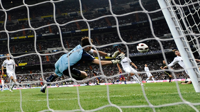 Iker Casillas, a Real Madrid kapusa véd a Barcelona elleni bajnoki meccsen.