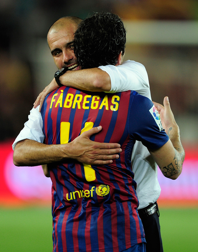 Josep Guardiola, az FC Barcelona trénere, és játékosa, Cesc Fabregas ölelkezik a Spanyol Szuperkupa megnyerését követően. 