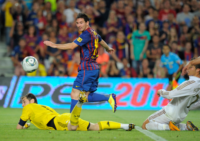 Lionel Messi szerez gólt Iker Casillas fölött a Spanyol Szuperkupa-döntő visszavágóján - Fotó: AFP