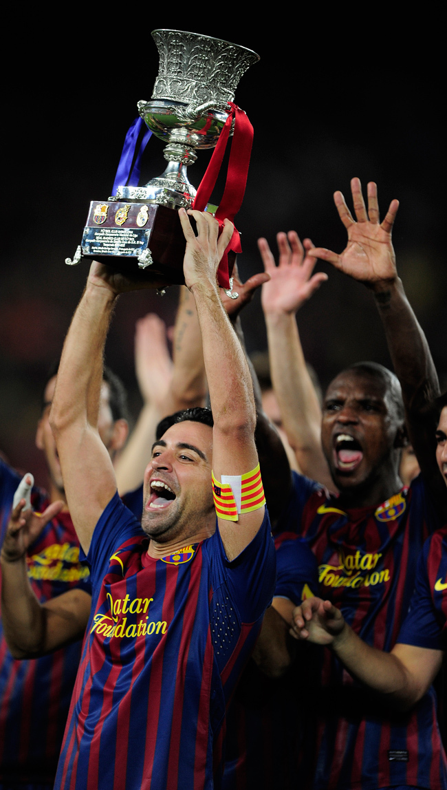 Xavi, a Barcelona középpályása emeli magasba a Spanyol Szuperkupát - Fotó: AFP