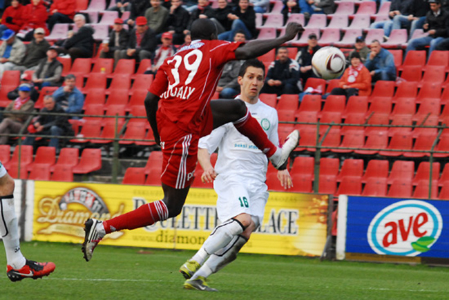 Coulibaly szerez labdát az első mérkőzésen - Fotó: www.dvsc.hu