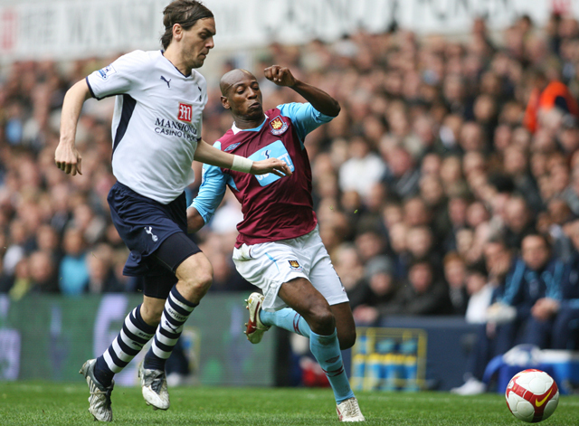 Jonathan Woodgate a Tottenham hátvédje harcol a labdáért a West Ham elleni Premier League meccsen.