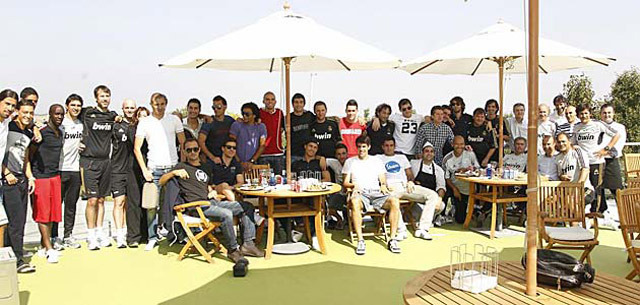 A Real Madrid vezetőedzője grillpartin látta vendégül tanítványait
